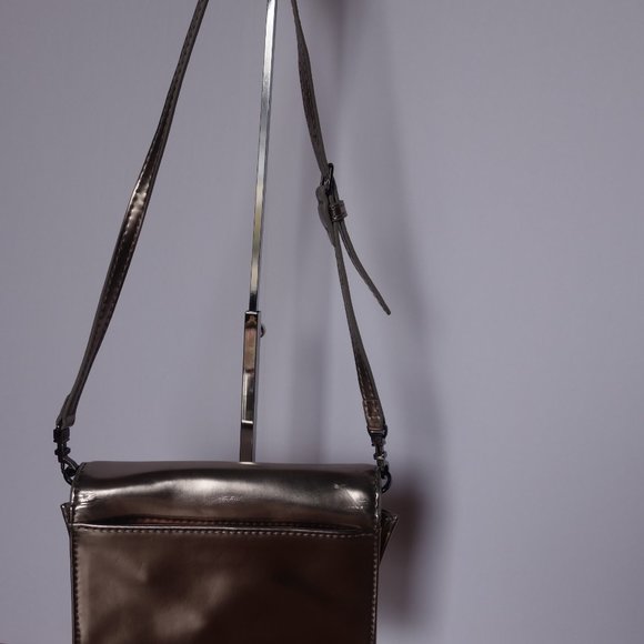 TORY BURCH Metallic Perforated Logo expandable clutch/crossbody - Picture 9 of 12